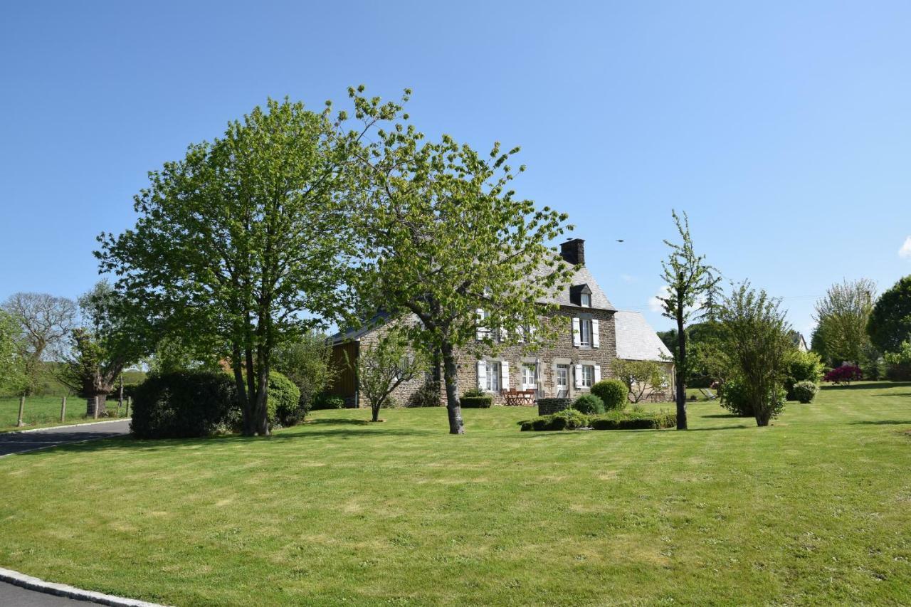 Gites De La Croix Du Bourg Le Mesnil-Ozenne Exterior photo